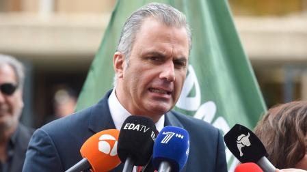El vicepresidente de Vox, Javier Ortega Smith, ofrece declaraciones a los medios de comunicación tras presentar un recurso de inconstitucionalidad