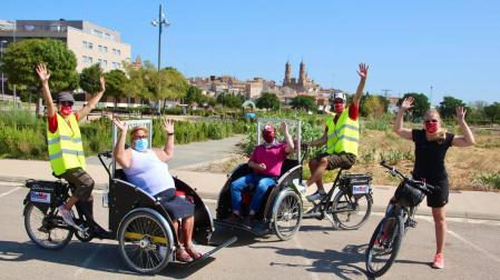 Integrantes de Biciclistas de Corella pasean a vecinos en las populares 'yayacletas'.