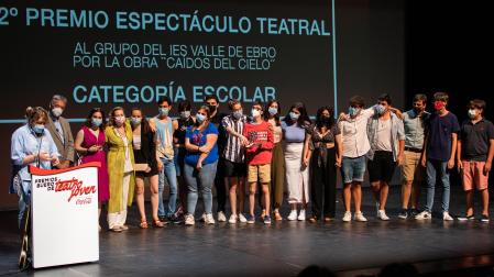 A: JOSE LUIS REGALADO
F: 30/06/2021
P: LOS COMPONENTES DEL GRUPO DE TEATRO DEL IES VALLE DEL EBRO RECOGIENDO SU PREMIO
L: TUDELA
T: EL GRUPO DE TEATRO DEL IES VALLE DEL EBRO, SEGUNDO EN LOS PREMIOS BUERO DE TEATRO