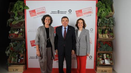 La consejera de Desarrollo Rural y Medio Ambiente del Gobierno de Navarra, Itziar Gómez (i); el ministro de Agricultura, Pesca y Alimentación del Gobierno de España, Luis Planas; y la presidenta de la Real Academia de Gastronomía, Lourdes Plana (d)
