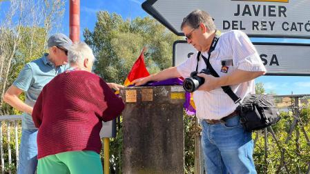 Colocación de dos placas del proyecto Tropezones en Sangüesa