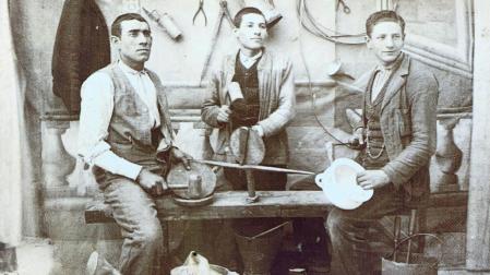 Taller de hojalateros de Ftero, 1904. Es una de las imágenes cedidas para la publicación. Pertenece a la colección particular