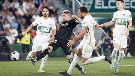 Valverde dispara entre dos rivales del Elche para anotar el primer tanto del encuentro