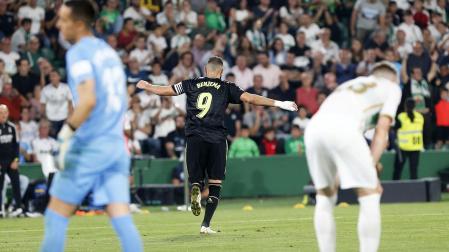 Karim Benzemá celebra su tanto ante la desolación de los jugadores del Elche