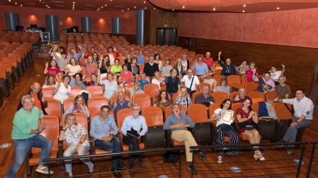 Los participantes en la obra, durante un ensayo en el Teatro Gaztambide de Tudela.