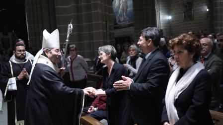 El arzobispo Francisco Pérez saluda a Sandra y Sergio, los padres de Renato Nahuel Bettini.