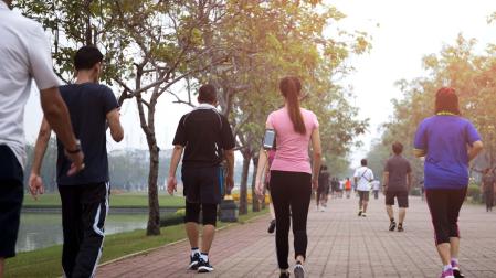 Un grupo de gente camina por un parque