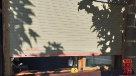 Persiana forzada de la que se extrajo la huella que permitió detener al autor del robo en un club deportivo de Tafalla