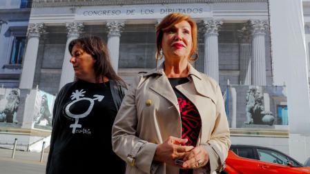 La presidenta de la Plataforma Trans, Mar Cambrollé (d) y la presidenta de Euforia, Natalia Aventín, explican los motivos por los que se movilizarán este sábado por el retraso en la tramitación de la ley trans