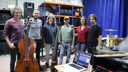 Desde la izquierda: Harkaitz Martínez de San Vicente, de Oreka TX, Iván Carmona, fundador de Suakai, Mikel Ugarte, de Oreka TX, Josu Erviti, batería de Suakai, Claudia Osés, fundadora de Suakai, y Eric Deza, guitarrista de Suakai