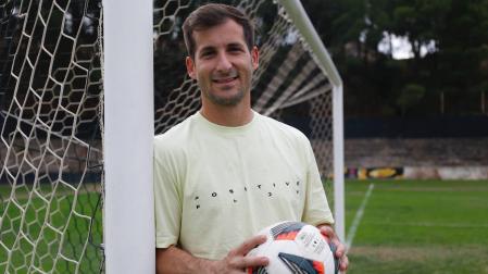 Eduardo De Prados Orradre posa con un balón en la portería del Estadio Municipal de Tudela