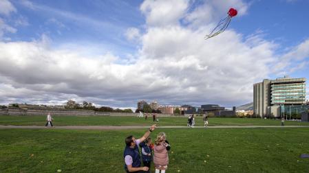 Fotos de la 8º edición del Certamen-Exhibición Solidaria de Vuelo de Cometas organizado por Asociación Navarra contra la Fibrosis Quística (FQ Navarra)