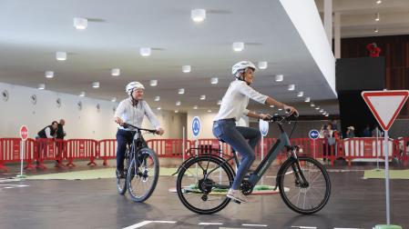 La Presidenta Chivite y el consejero Ciriza realizan el circuito en bicicleta