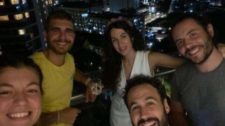 Paula Barba y Riccardo Lorusso (izq.), junto a Javier Pina y su novia, Melba Martín, en la casa de estos en Kuala Lumpur el pasado 29 de septiembre, día en el que se conocieron. A la derecha, Santiago Fernández, un amigo de Javier que estaba de visita. “Esa noche nos tomamos unos pacharanes navarros”, cuenta Paula.