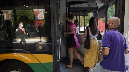 Un grupo de viajeros sube a un autobús de la línea 4 hace unos días