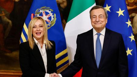 La nueva primera ministra de Italia, Giorgia Meloni, en el traspaso de poderes con su predecesor, Mario Draghi