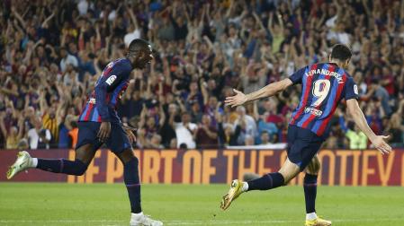 Dembélé y Lewandowski celebran el tercer gol del Barcelona