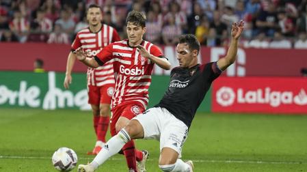 Unai García se lanza al suelo para cortar una progresión de Toni Villa