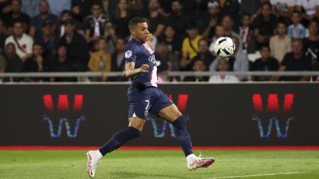 Kylian Mbappe controla el balón durante el choque del PSG contra el AC Ajaccio (ACA)