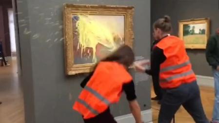 Momento en el que dos activistas lanzan puré de patatas al cuadro de Monet