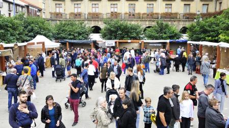 Aspecto que presentaba la plaza de Navarra al mediodía en la Feria de Alimentación y Artesanía