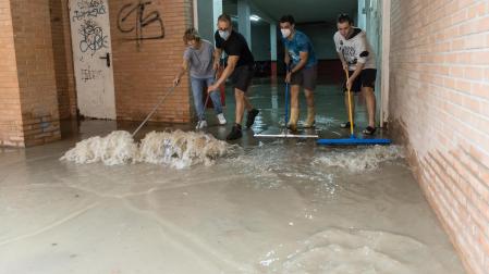 A: BLANCA ALDANONDO
F: 01/09/2021
P:
L: TUDELA
T: INUNDACIONES POR LLUVIAS TORRENCIALES DURANTE LA NOCHE Y MADRUGADA. UNOS JOVENES SACAN AGUA DEL GARAJE EN EL Nº4 DE LA CALLE BARDENAS