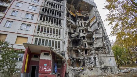 Edificio residencial dañado por los ataques en el noroeste de Ucrania