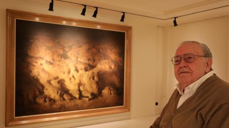 Fermín Echauri, galerista y hermano del pintor Miguel Echauri, posa delante del ‘Paisaje sin título’ (1975) que preside la exposición y ha sido traído desde Madrid.