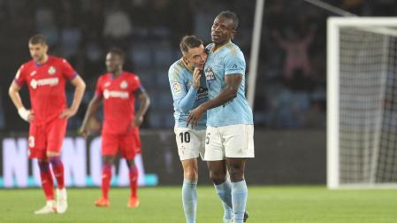 Los jugadores del Celta, Iago Aspas (i) y el ghanés Joseph Aidoo, celebran el primer gol del equipo gallego