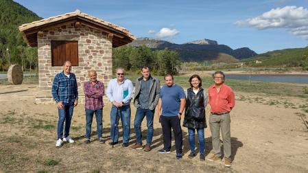 De izda. a dcha.: Carlos García, de Cederna Garalur; Joaquín Ojer, representante de Idoi Construcción Sostenible SL; Agustín González, director de obra de Moncaval Soluciones Ingeniería S.L.; Rubén Goñi, dtor. general de Proyectos Estratégicos (DGPE); Javier Idiazabal, presidente del Concejo de Nagore; Idoia Alfaro, tca. de la DGPE, y Pablo Díez, jefe de Sostenibilidad e Información de la DGPE.