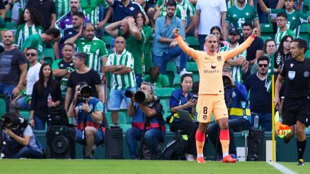Antoine Griezmann celebra uno de los dos goles que le anotó al Betis y que dieron los tres puntos al Atlético en el Villamarín