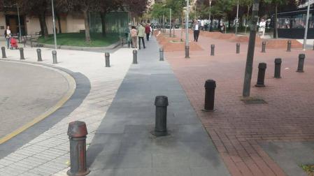 Los bolardos de la Plaza Obispo Irurita que un vecino tilda de peligrosos