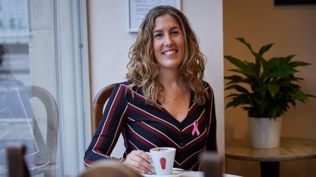 La escritora y periodista pamplonesa Marisol Artica, de 44 años, ayer en una cafetería del Casco Viejo de Pamplona