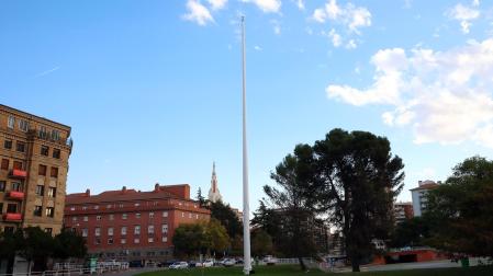 La bandera de Navarra arriada en la plaza de los Fueros