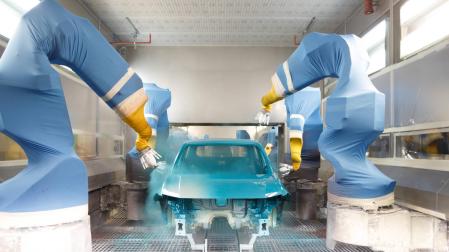 Varios robots pintan una carrocería en las instalaciones de Volkswagen Navarra