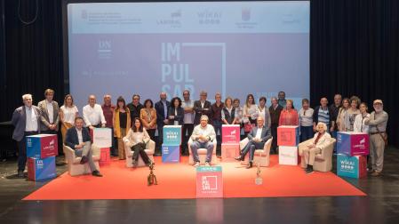 El alcalde de Milagro, José Ignacio Pardo, y el consejero Bernardo Ciriza, sentados en el centro de la imagen y rodeados del resto de participantes en ‘Impulsar Navarra’