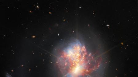 El telescopio James Webb ha vuelto a mostrar una imagen del universo, esta vez de IC 1623, un par de galaxias entrelazadas que interactúan