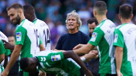Los jugadores del Betis atienden las instucciones de Pellegrino durante una pausa de hidratación