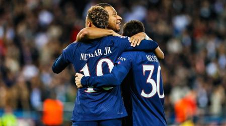 Los delanteros del PSG Neymar, Mbappe y Messi celebran un tanto