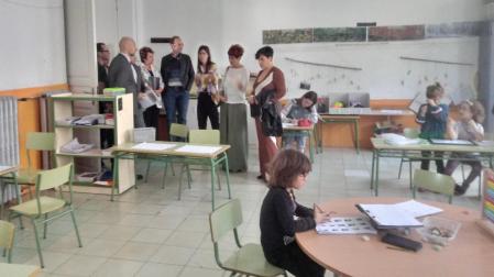 Un momento de la visita de los parlamentarios al Colegio Público de San Francisco, en el Casco Viejo de Pamplona