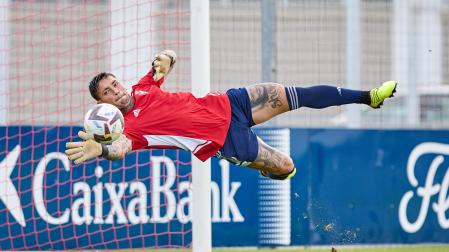 Chimy Ávila detiene un balón durante un entrenamiento en Tajonar