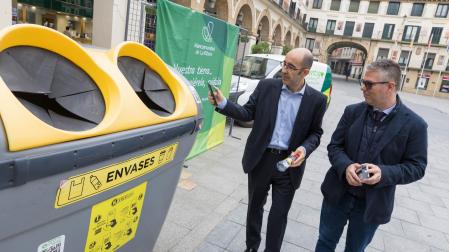 De izda. a dcha.: Fernando Blázquez y Fernando Ferrer, junto a uno de los contenedores de envases