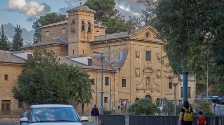 En primer término, el puente de San Juan con, a la derecha, una de las aceras que se van a ampliar. Al fondo, el convento de Rocamador