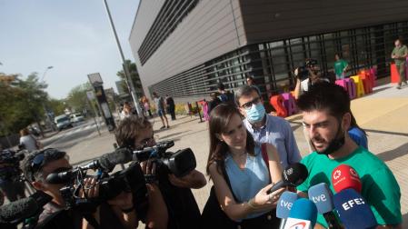 El malagueño Alejandro Romero, padre del pequeño Óliver, el niño de dos años y medio que tiene un tumor cerebral, atiende a los medios para comunicar que el niño ha llegado este miércoles a Barcelona en un avión medicalizado