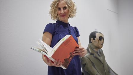 Silvia Sádaba, este jueves en el Polvorín de la Ciudadela, con el libro a partir de su tesis sobre los Encuentros de Pamplona de 1972 y ante el Espectador de espectadores', la obra del Equipo Crónica