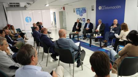Foro DN en Vivo sobre vivienda. Sentados en la tribuna, de izquierda a derecha: Miguel Elizari Díez, presidente del Colegio de Agentes de la Propiedad y de Inmo 31; Iñigo Eugui Martínez de Azagra, gerente de Erro y Eugui y presidente de la Asociación Navarra Clúster por la Industrialización del sector de la construcción;Juan Las Navas Lacalle, presidente de la Asociación de Constructores y Promotores de Navarra; José María Aierdi Fernández de Barrena, vicepresidente y consejero de Ordenación del Territorio, Vivienda, Paisaje y Proyectos Estratégicos y la periodista Diana de Miguel.