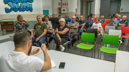 Jorge Crespo, de espaldas, ofrece sus explicaciones a los vecinos y vecinas del barrio de Lizarra