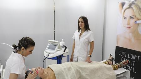 Dos profesionales atienden un tratamiento de belleza en un centro de estética de Pamplona.