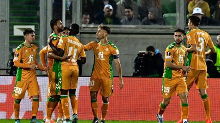 Los jugadores del Betis celebran el gol de Fekir