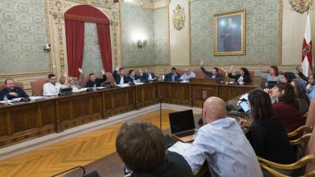 Imagen de una de las votaciones durante el pleno de ayer